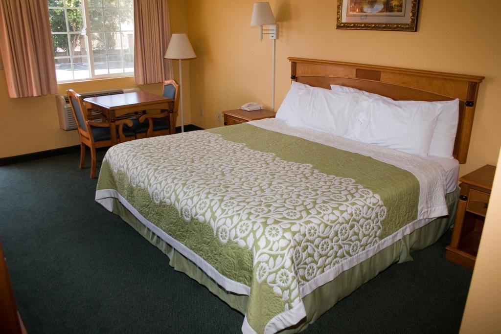 Days Inn By Wyndham King City Kültér fotó